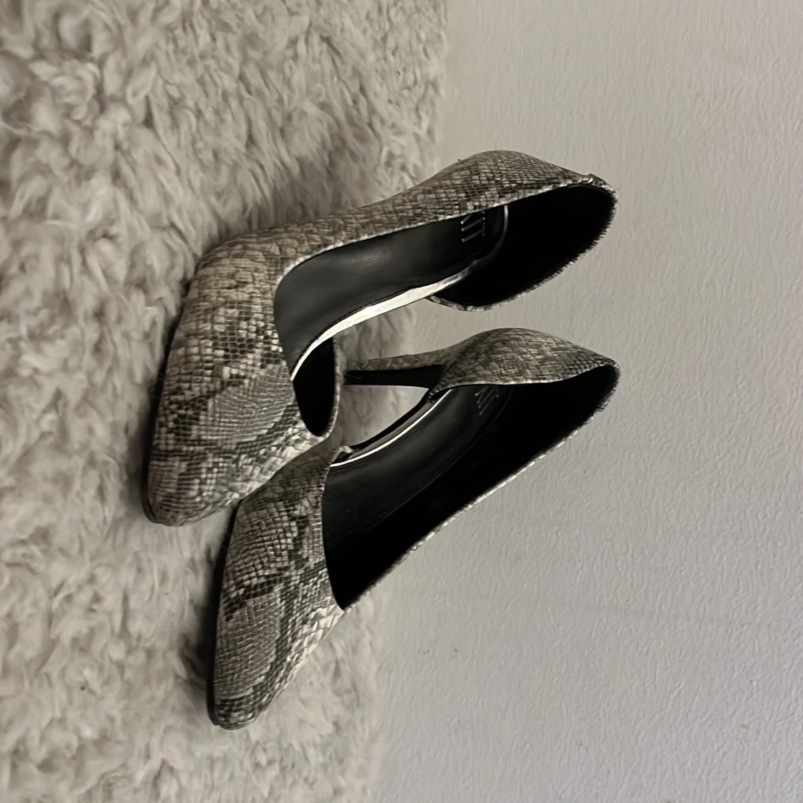 Ormskinnsmönstrade klackskor