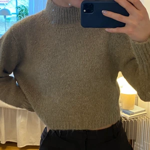 Stickad tröja zara s - Säljer denna beige bruna stickade tröjan från zara. Storlek s. Använd en gång. Säljer pågrund av att den är lite liten för mig. Den är i väldigt bra skick. Passar till  lågmidjade jeans då den är lite kroppad i modellen☁️💕🌻💕( frakten ingår) 