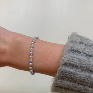 Pärlarmband - Egengjort pärlarmband🌼 armbandet är 17cm+4cm men går självklart att pnska egen längd. Frakt: 13kr men vid köp av 3 armband så bjuder jag på frakten😁