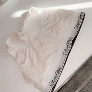 Ck topp - Vit topp från Calvin Klein i storlek M, kanske använd en gång men är tvättad.