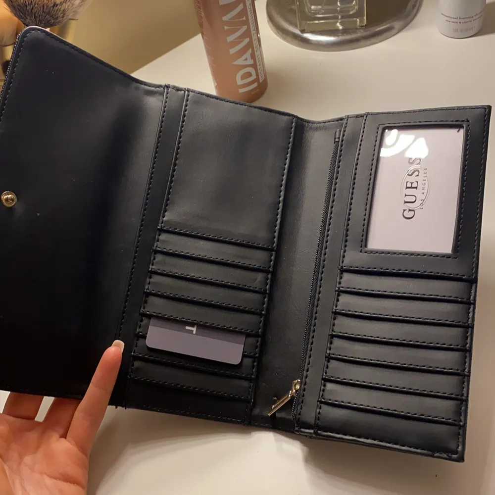 Säljer nu min älskade plånbok från guess, ser ut som ny och inge skavanker på den. Köpte den för cirka 650kr. Skriv för fler bilder🥰. Väskor.