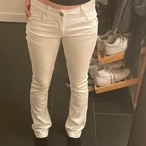 Jätte fina vita utsvängda lowrise/midrise jeans. Jag säljer de på grund av att de inte kommer till användning🥰 De passar jätte bra på mig som är 168/169. Pris går att diskutera!