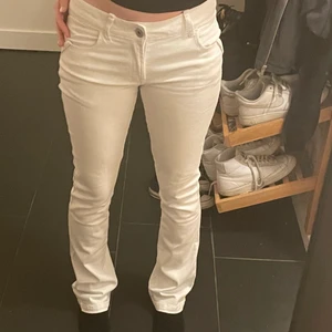 Vita jeans - Jätte fina vita utsvängda lowrise/midrise jeans. Jag säljer de på grund av att de inte kommer till användning🥰 De passar jätte bra på mig som är 168/169. Pris går att diskutera!