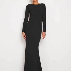 Rebecka Stella Klänning - Använd 1 gång, klänning i väldigt fint skick med en djup urringning i ryggen och ett fint släp!