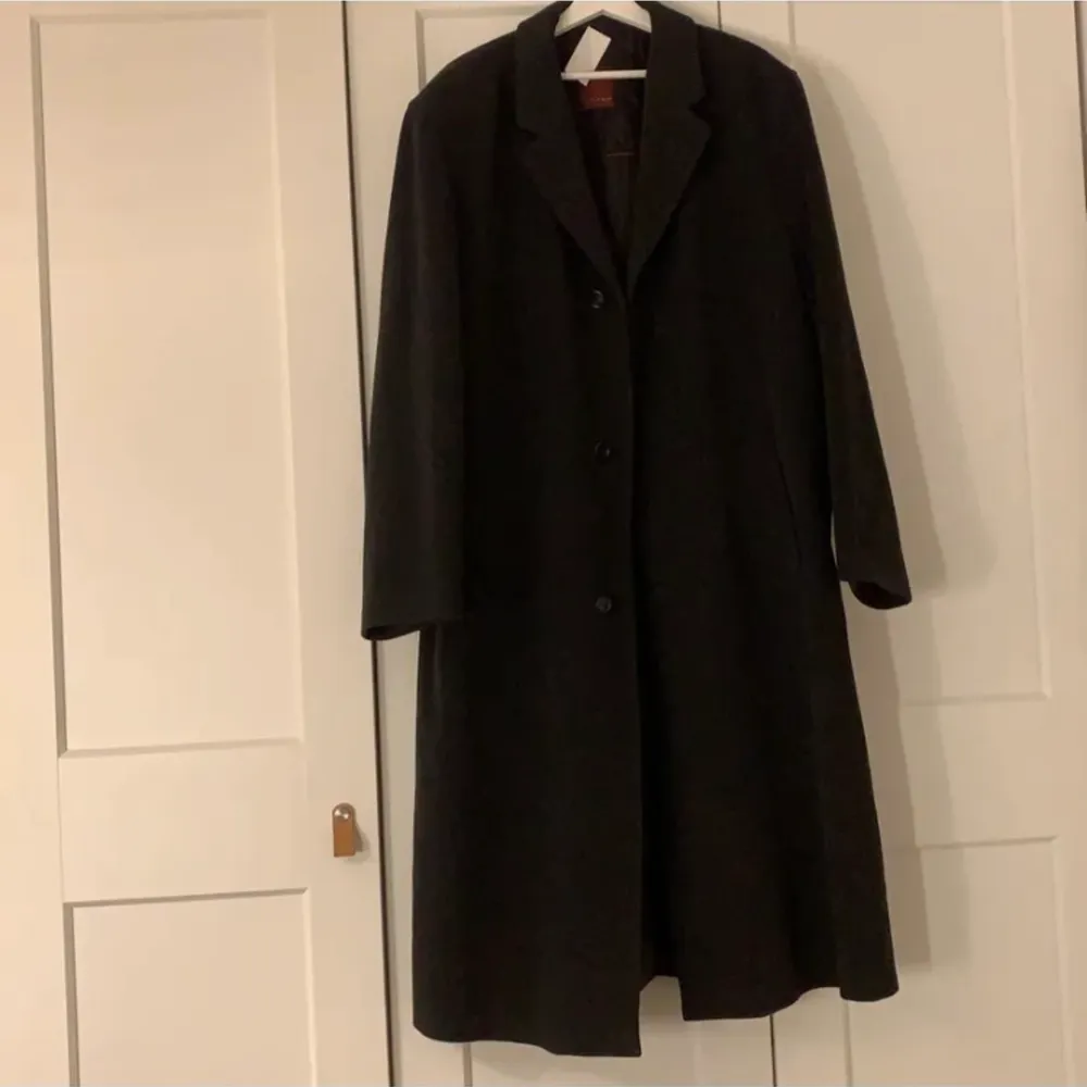 En svart oversized kappa i storlek L. Köpt här på plick men var alldeles för stor för mig så därför jag säljer. Frakt ingår! . Jackor.