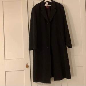 En svart oversized kappa i storlek L. Köpt här på plick men var alldeles för stor för mig så därför jag säljer. Frakt ingår! 