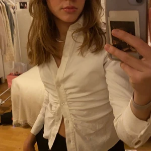 Zara skjorta - Jättesnygg vit skjorta från zara. Fick i julklapp och är använd ca 2 ggr. Verkligen så snygg passform men tyvärr används den inte tillräckligt. 💞💞 nypris är ca 400kr