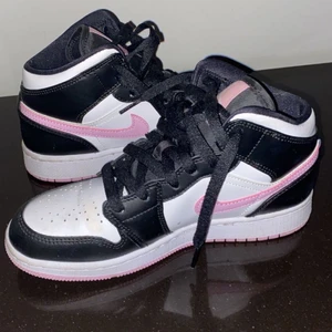 Jordans 1 mid  - Jag köpte dom för 2700kr , Säljer dom för 1800kr. Dom är använda 3-4 gånger och köpta för ca 4 månader sen. 