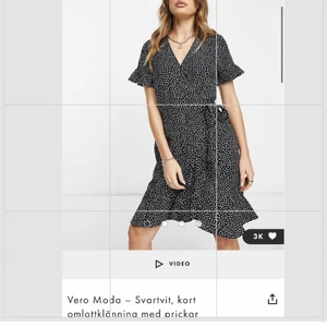 Vero Moda klänning - Denna klänningen är aldrig använd, dock är lapparna borta, sitter superfint,  svart omlott klänning. Liten i storlek så skulle säga att den sitter som L