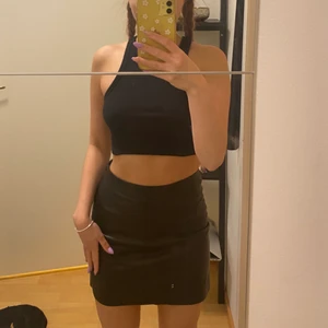 Skinnkjol - Svart skinnkjol med dragkedja på sidan