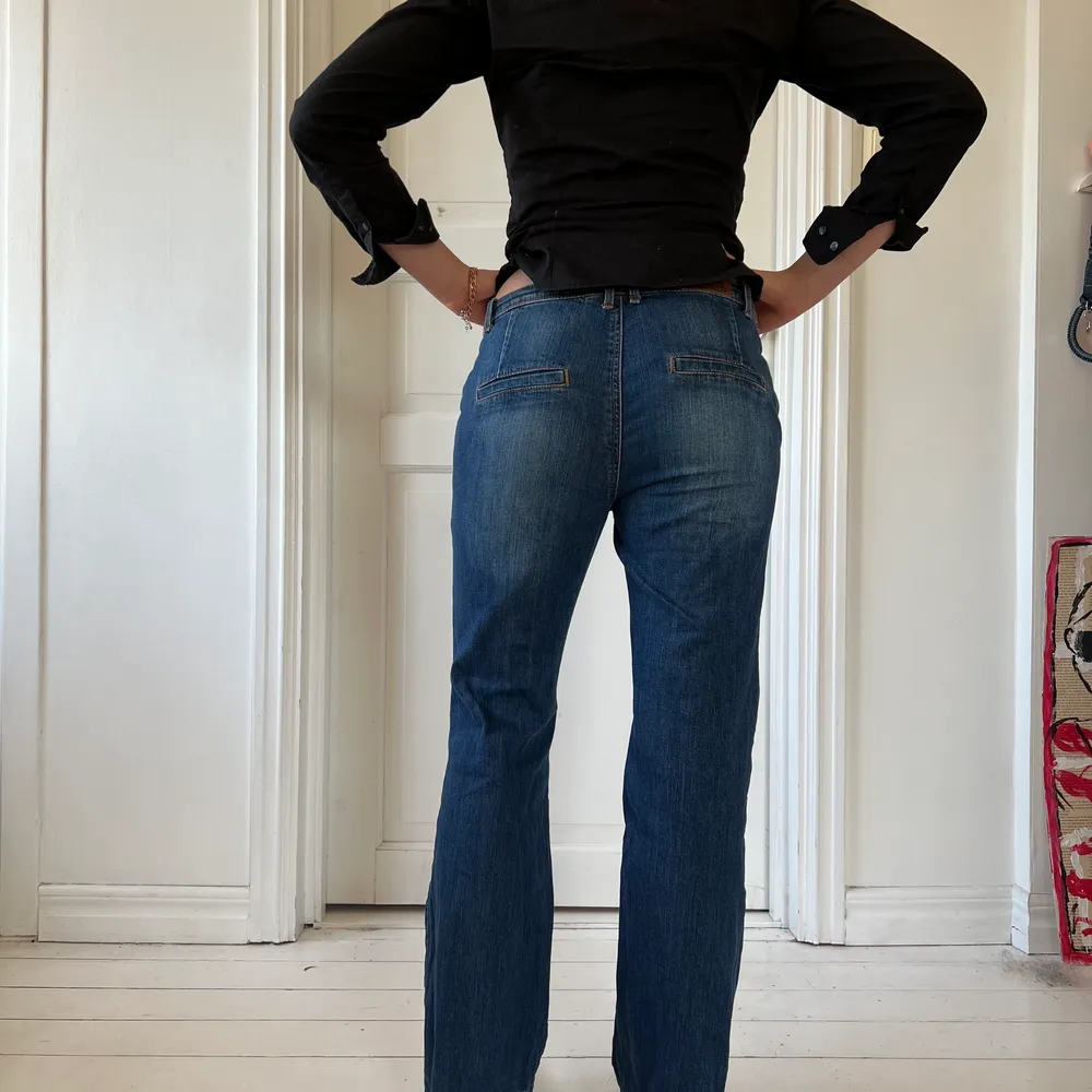 Vintage lågmidjade jeans från Mango. Knappt använda. Storlek 38. Passar bra i längden på mig som är 165 cm. Köparen står för frakten. Skriv om du är intresserad💓💓. Jeans & Byxor.