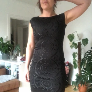 Den lilla svarta - Som ny. Dragkedja bak. Fina detaljer i jätteskönt dubbelt strechigt tyg. 