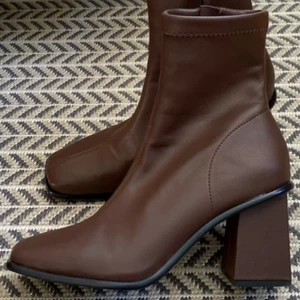 Bruna stövletter  - Säljer åt en kompis. Aldrig använda då hon köpte fel storlek. Från Pull&Bear storlek 37 :)