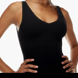 Svart stickat linne - Ribbstickat linne i svart från Aritzia, Balaton ett Amerikanskt märke som har så sjukt bra kvalite på sina kläder😍aldrig använt och lappen kvar. Ordinarie pris 700kr