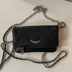 Zadig väska  - Säljer nu min zadig väska som är sparsamt använd, skulle säga att den är i mycket bra skick. Köpt från zalando.