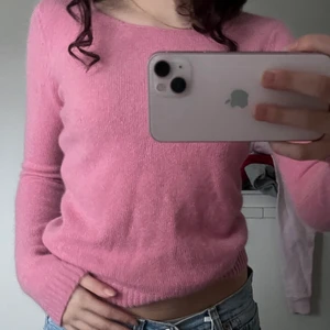 Rosa stickad mohair tröja  - Super mysig och skön mohair tröja som aldrig kommer till användning. Sitter bra överallt och är jätte bekväm!! (Shortsen på bilden säljer jag också hihi!) 