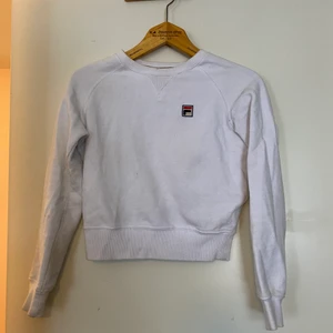 Fila collegetröja strl XS - En collegetröja från Fila köpt i Barcelona på Urban outfitters. Lite croppad och passar bra till det mesta. Använt skick men inte särskilt noppig eller missfärgad.