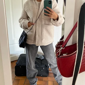 Ljusbeige pilejacka storlek XS - Jackan är en ljusbeige pilejacka/teddyjacka från H&M. Storleken är XS men är stor i passformen. Jackan är sparsamt använd och fint skick. Inköpspris: 499 kr