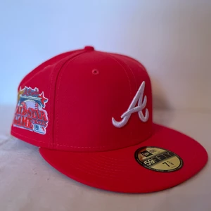 New Era Atlanta Braves Limited - Säljer en limiterad New Era keps, ”All star game 2000” edition. Storlek 7 5/8 (60,6 cm) Så inte justerbar. Kepsen är oanvänd och har prislapp kvar. Pris diskuterbart och kvitto finns.