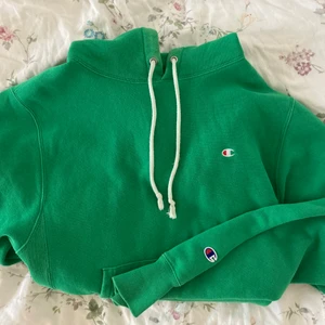 Champion hoodie - Den perfekta hoodien att slänga över en tshirt eller en klänning eller för en mysdag hemma. Den sitter sådär perfekt oversized på mig som är strl s/m och färgen kommer du garanterat att få komplimanger för. Ordnarie pris 800kr på UO. Har en pytteliten fläck på ena armbågen, se bild 3, från målarfärg. 