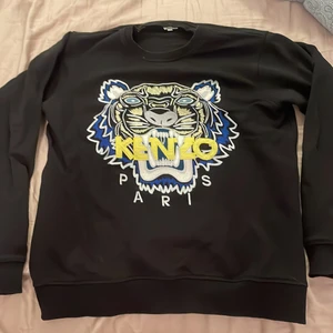 Kenzo tröja storlek S - Äkta kenzo tröja i storlek XS. Inte använd mycket, inga skador och inga fläckar. Nyskick. Köpt för 2100.