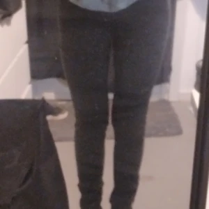 Jeans  - Svarta jeans med detaljer storlek M