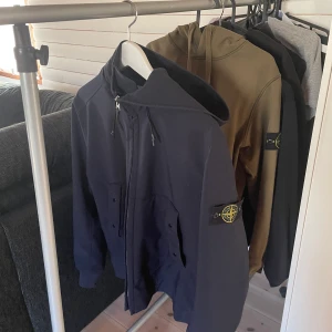 Stone Island soft shell r jacka - En stone island jacka i bra skick (9/10). Perfekt vår och höst jacka. Använd sparsamt och välhållen. Storlek M