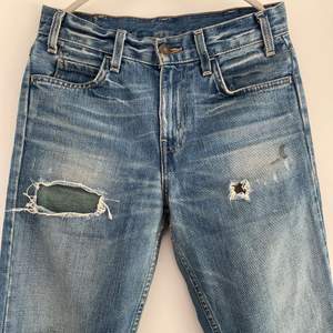 Säljer dessa supercoola Vintage jeans från Levis i en snygg bootcut-modell då dom tyvärr inte kommer till användning längre. W27 L34 men avklippta en bit. Passar någon som är mellan 160-170cm lång. Fråga om det är något ni undrar över!💕💕