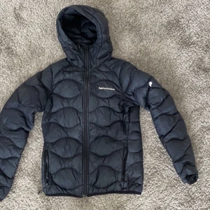 Jacka  - En svart peak jacka , köpte den för ca 1800kr ,säljer den för 699