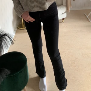 Bootcut jeans från Ginatricot  - Nyskick. Säljes då de inte används längre. Strl M, jag är 173cm lång. Kan mötas upp i Alingsås annars tillkommer frakt