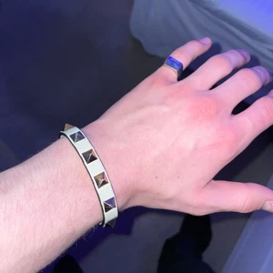 Valentino Rockstud Bracelet - Vitt Valentino armband skick: 7/10