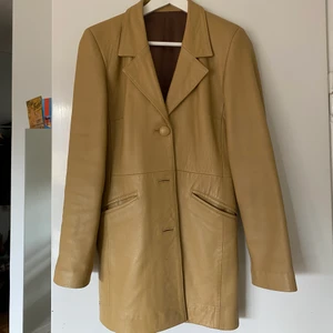 Beige skinnjacka / kavaj - Säljer min fina beiga kavaj i spanskt lammskinn som jag själv köpt second hand! Den är använd men i väldigt bra skick! Finns lite lite tecken på användning nedtill/ baktill på jackan, se sista bilden!  Märket är Don Piel och jag säljer endast pga att jag har lyckats samla på mig ytterligare 7 olika skinnjackor med åren :)) Står ingen storlekslapp men skulle uppskatta den till en small: Den är figursydd men lite oversized och i den lite längre modellen (på mig som är 34-36 och 162ish )🌼 