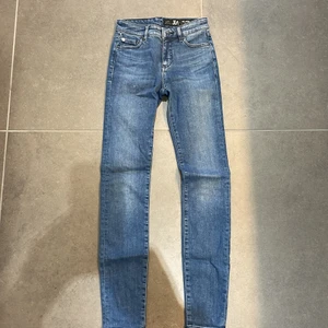 Armani jeans stl 25 - Armani jeans, modell J01, super skinny, stl 25. Jättefint skick.