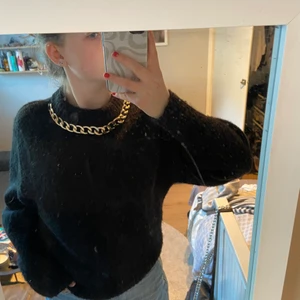 Tjocktröja från hm  - Säljer min varma tjocktröja från hm dam. Den har en insydd guldkedja som sticker ut. I storlek XS men sitter som en S. Köpt i höstas och använd ett par gånger. Skirv privat för fler bilder etc!