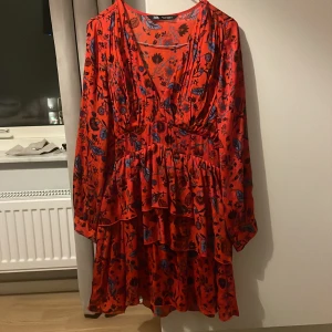 Zara klänning  - En jätte fin klänning från zara❤️ har verkligen älskat den a klänning men börjar tröttna på den så funderar på att sälja. Jätte fint skick men inte använd på ett tag (eftersom att jag tröttnat på den). Klänningen är i stl S❤️
