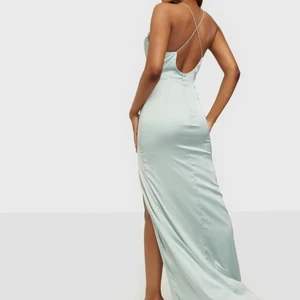 Balklänning  - Säljer min jättefina balklänning som jag använt vid ett tillfälle och inte längre kommer användas heller. Färgen är otroligt fin och skönt satin material. Buda eller köp direkt för 600.