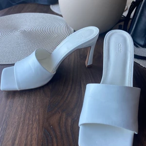 Vita sandaler med klack - Köpte dessa nyligen men mina fötter fick inte plats har ganska breda fötter så de är helt oanvända! 