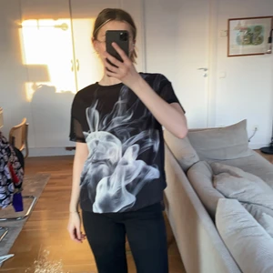 Adidas rita orah T-shirt - Adidas tröja med rökmotiv designad av rita orah (bär den oftast bak och fram för att ha adidasmärket på framsidan) avklippt lapp bak tror detta är en S. Mesh detaljer på ärmarna.