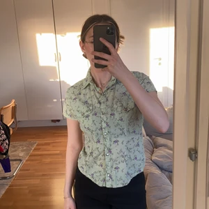 Y2k pastell skjorta - Tidigt 2000-tals skjorta i pastellgrön & lila blommor. Vita glansiga knappar. Även så fin öppknäppt med en topp under. (Jag är typisk S 170cm lång)