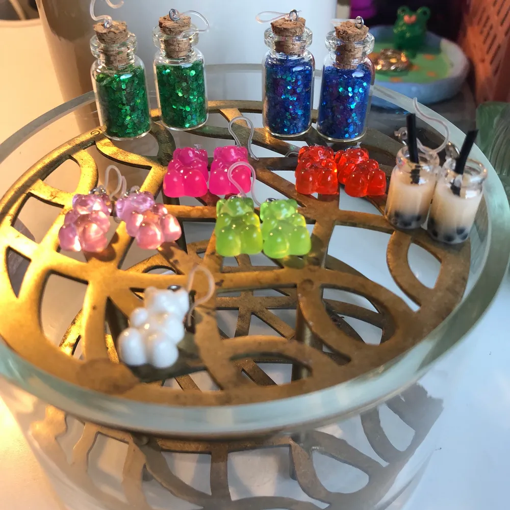 Säljer nu alla dessa örhängena!🪴✨                                     Det är 2par glitterburkar ett grönt och ett blått.                 4par björnar i färgerna rosa, röd, ljus rosa, grön och ett ensamt vitt✨.                                             . Accessoarer.