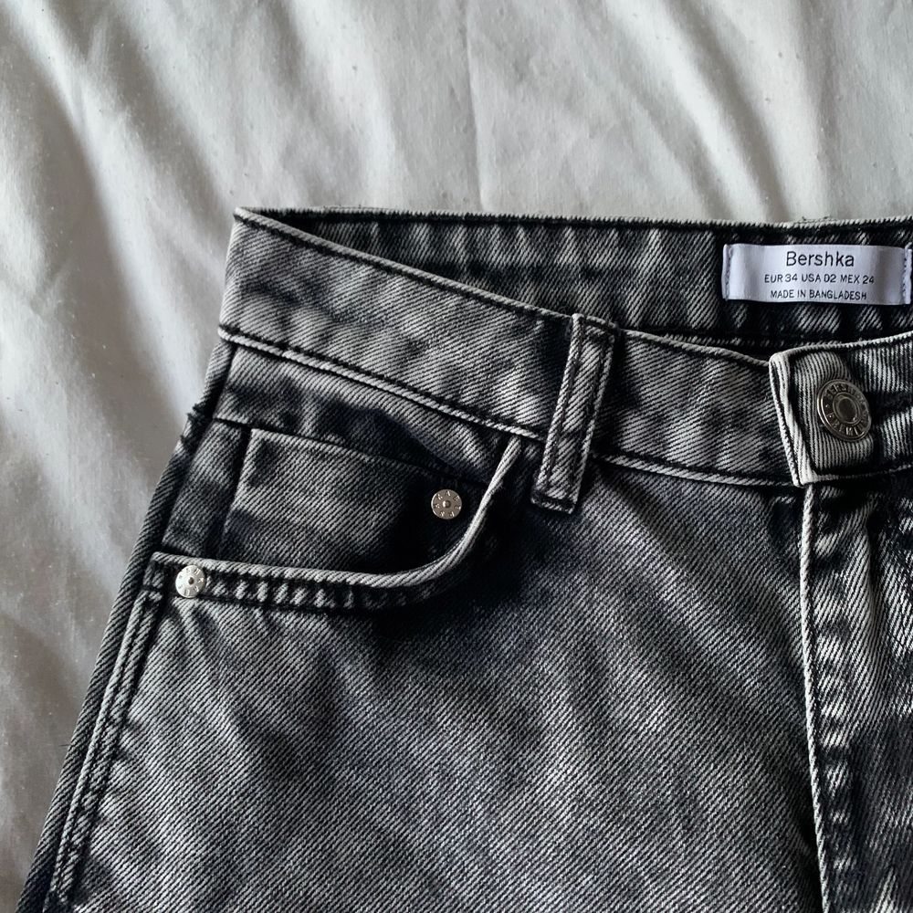 bershka jeans, storlek EUR 34. knappt använd och i 10/10 skick! bershka jeans in size EU 34, US 02, UK 06. barely used and in perfect condition 🤍. Jeans & Byxor.