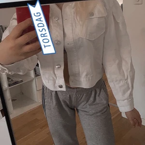 Jeans jacka - Säljer en vit jeans jacka från HM  nytvättad (slitig spegel) storlek Xs men passar S den kommer inte till användning lämgrd
