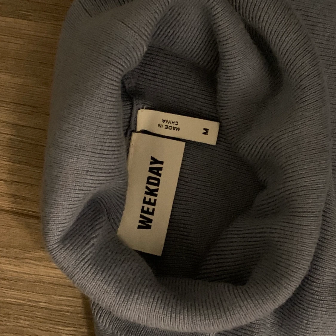 Jättefin dimblå polotröja från Weekday. - 90