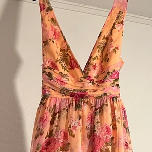 Sommarklänning  - Simmarklänning aldrig använt från nelly i storlek M. 