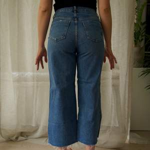 Fina jeans med hög midja och slits från Behrska ✨ 