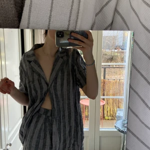 Set i linne från Twist&tango - Älsklings setet i linne från twist&tango! Så sjukt snyggt, förtjänar en värdig ägare. Shortsen är storlek 36 och skjortan 44, jag använde den som oversized! Original priset var 1500, säljer för 400. Kommer med ett bälte!