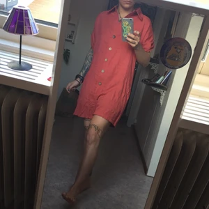 Byxdress  - Somrig & clean byxdress, sjukt fräsch faktiskt! Snygg passform, luftigt och skönt tyg :) sitter som en smäck på mig som är 157 cm lång. Uppskattar den till storlek S. 