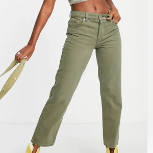 Gröna jeans med låg midja - Oanvända, säljer på grund av för små och korta. Nypris 289. 