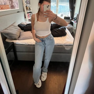 Jeans midwaist - Världens skönaste zarajeans som är slutsålda på hemsidan, midwaist. Sitter super bra i längden på mig som är ca 170cm. Strl 36. Använda 5 gånger, säljer för att jag har ett likande par och känns onödigt att ha två par😀