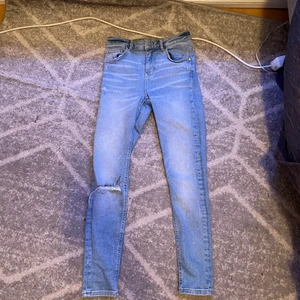 Blåa skinny jeans från bik bok  - Ett par as snygga jeans från bik bok .. super bekväma och går att styla så snyggt .. änglbder inte längre därför säljes
